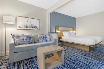 Suite, 1 King Bed, Non Smoking (with Single Sofabed)