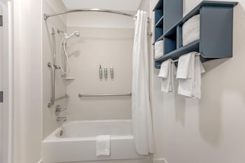 Standard Room, 2 Queen Beds, Accessible, Bathtub