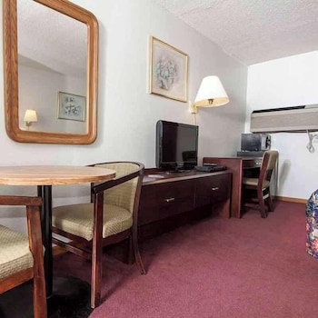 Room, 1 King Bed, Smoking