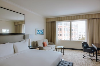 Fairmont Gold, Room, 1 King Bed, City View