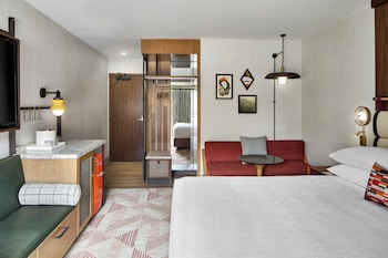 Room, 1 King Bed (Hearing Accessible)