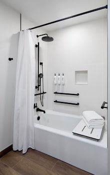 Room, 1 King Bed (Mobility Accessible w/ Tub)