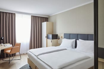 Standard Room, 1 King Bed (Alster View)
