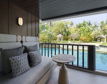 Room, 1 King Bed, Non Smoking, Lagoon Access