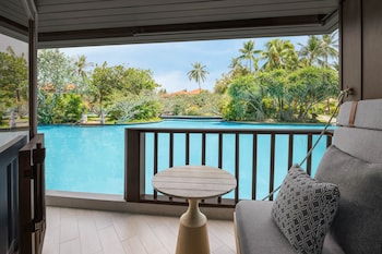 Room, 1 King Bed, Non Smoking, Lagoon Access