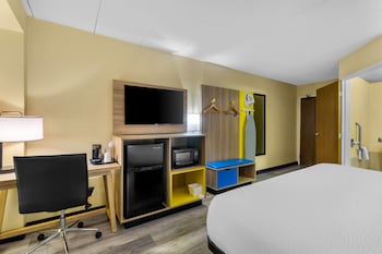 1 King Bed, Mobility Accessible Room, Suite, Roll-In Shower, Non-Smoking