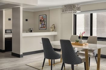 Suite, 1 Bedroom, Roll-in Shower (Mobility Accessible)