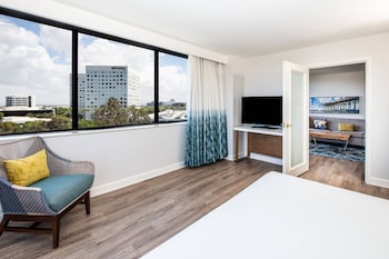 Executive Suite, 1 Bedroom, Balcony (Mobility Accessible, Tub)