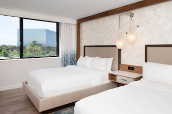 Room, 2 Queen Beds, Pool View