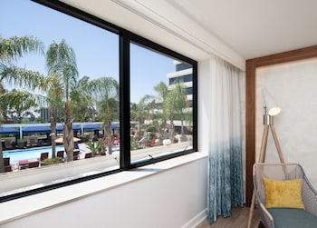Room, 2 Queen Beds, Pool View