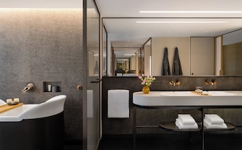 Club Suite, 1 Bedroom, Harbor View (Daybed, Regent Club Access)