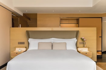 Club Studio Suite, 1 King Bed, Club Lounge Access, Harbor View (Daybed)