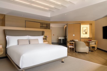 Club Studio Suite, 1 King Bed, Club Lounge Access, Harbor View (Daybed)