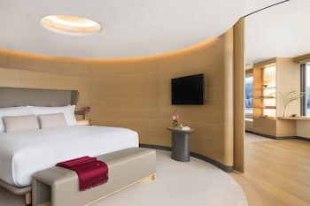 Club Suite, 1 Bedroom, Harbor View, Corner (Regent Club Access)