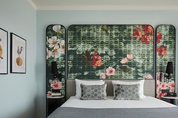 Suite (1 King, Single Sofa Bed)