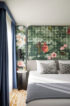 Suite, 1 King Bed with Sofa bed
