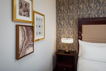 Room, 1 King Bed, River View
