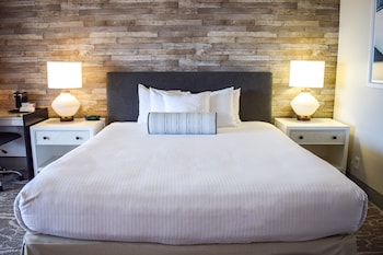 Room, 1 King Bed, Balcony (Harborside)