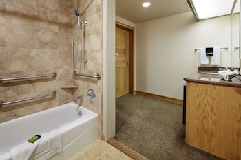 Standard Room, 1 King Bed, Accessible Tub