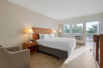 King Room w/ Balcony (No Pets)