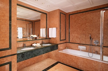 Grand Room, 1 King Bed