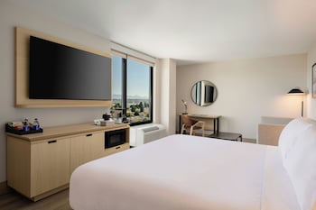 Premium Room, 1 King Bed, Mountain View (Upgraded Bedding & Snack, Smoke Free)