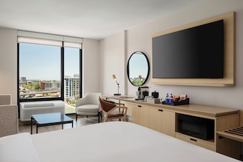 Deluxe Room, 1 King Bed (Smoke Free)