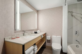 Deluxe Room, 1 Queen Bed, Accessible (Smoke Free)