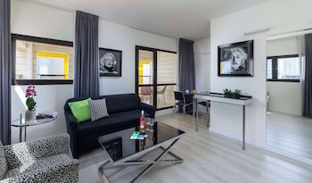 Suite, 1 Queen Bed, Non Smoking, Balcony