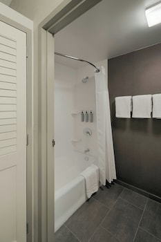 Room, 2 Queen Beds, Hearing Accessible (Roll-in Shower)