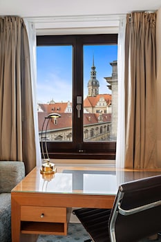 Executive Room, 1 Queen Bed (Family)