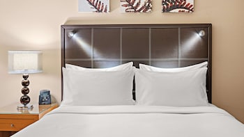 Compact Deluxe Double Room, 1 Queen Bed