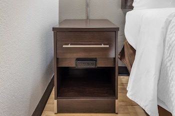 Deluxe Room, 1 King Bed, Accessible, Smoke Free
