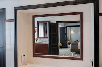 Signature Suite, 1 King Bed, Hot Tub (Warwick)