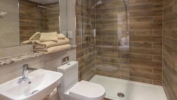Standard Apartment, Multiple Beds, Non Smoking, Kitchen (View)