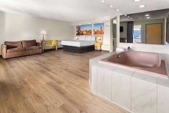 Suite, 1 King Bed, Smoking