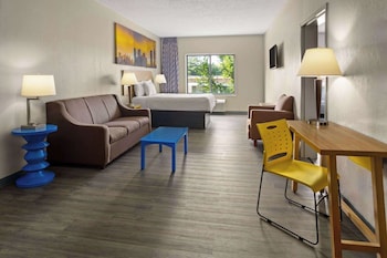 Suite, 1 King Bed, Non Smoking (Interior)