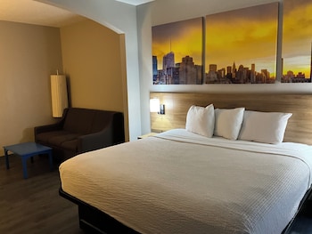 Suite, 1 King Bed, Non Smoking (Interior)