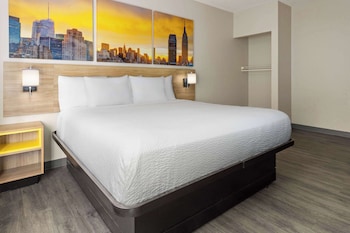Suite, 1 King Bed, Accessible, Non Smoking (Bathtub)