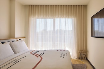 Room, 1 King Bed, Poolside