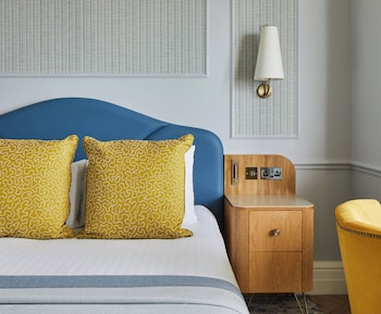 Feature King Room with View