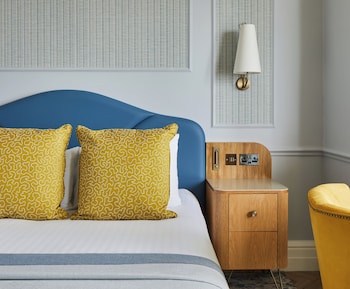 Feature King Room with View