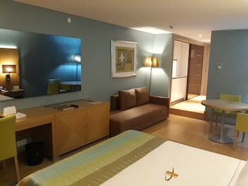 Deluxe Double Room, 1 Queen Bed, Kitchenette, Partial Sea View