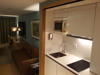 Deluxe Double Room, 1 Queen Bed, Kitchenette, Partial Sea View