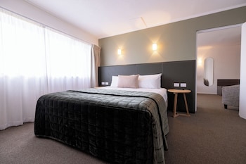 One Bedroom King Suite with Lounge