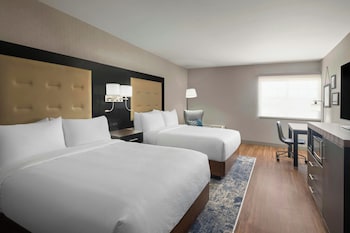 Room, 2 Queen Beds, Roll-in Shower