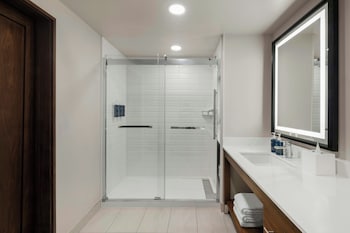 Room, 2 Queen Beds, Roll-in Shower