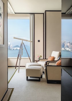 Grand Deluxe Harbour View Suite