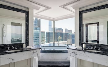 Deluxe Harbour View Suite
