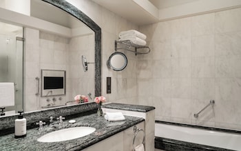 Deluxe King Room with Courtyard View